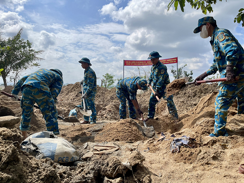 Ấm tình quân dân giữa mưa rét Sơn Hòa