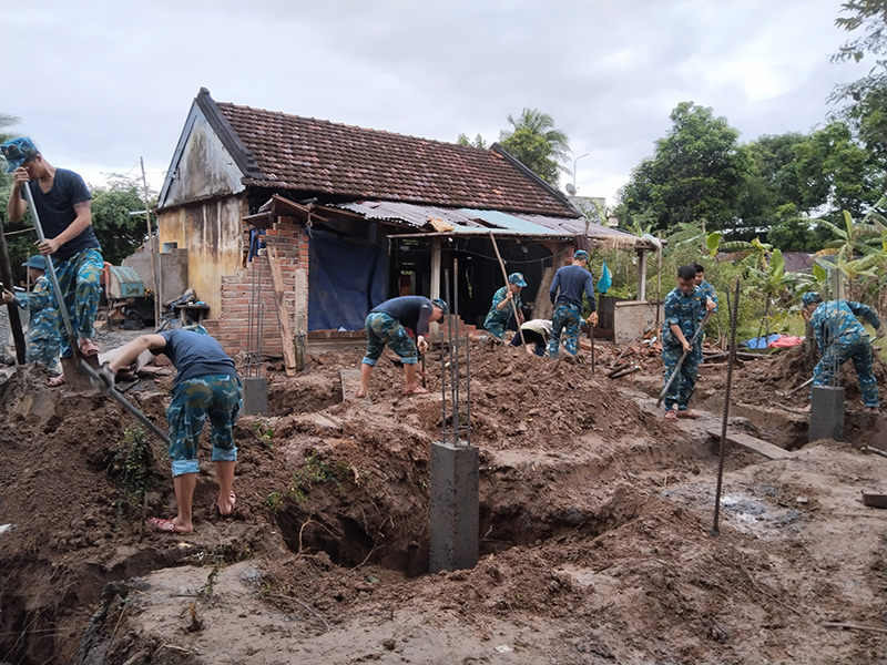 Ấm tình quân dân giữa mưa rét Sơn Hòa