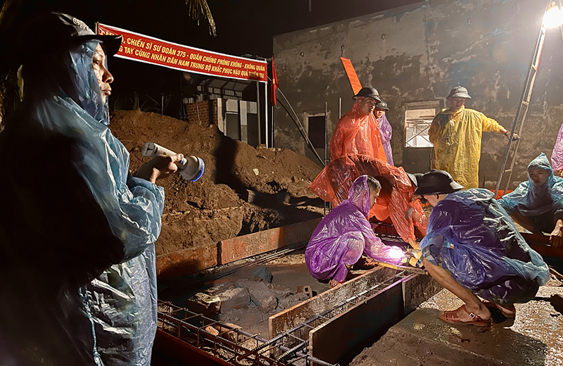 Ấm tình quân dân giữa mưa rét Sơn Hòa