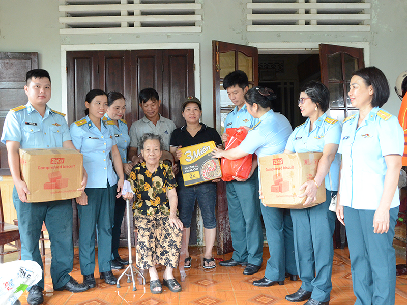 Trung đoàn 290 tổ chức nhiều hoạt động giúp nhân dân sau lũ