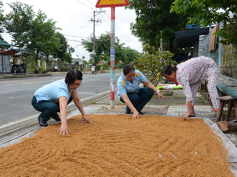 Trung đoàn 290 tổ chức nhiều hoạt động giúp nhân dân sau lũ