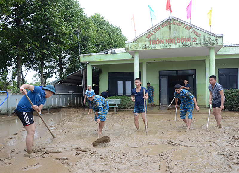 Trung đoàn 290 tổ chức nhiều hoạt động giúp nhân dân sau lũ