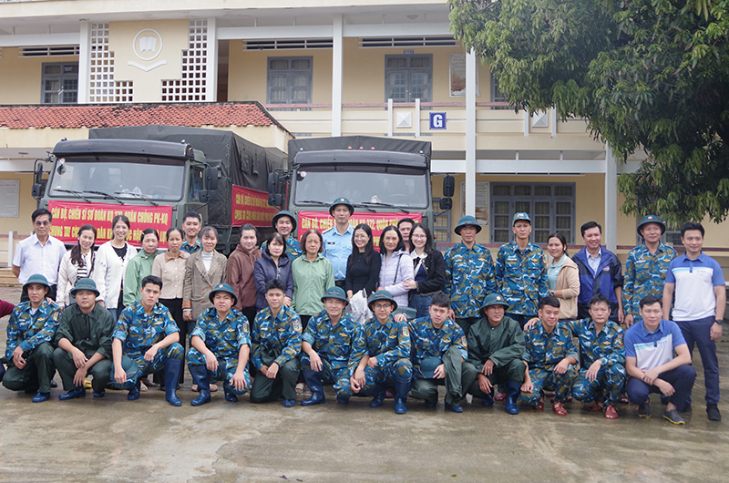 Sư đoàn Không quân 372 nỗ lực tiếp tế cho nhân dân vùng lũ