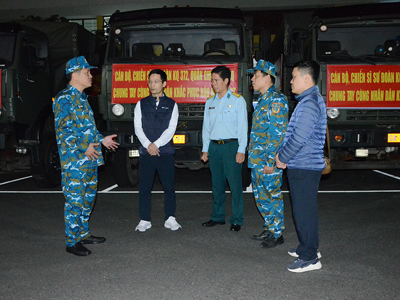 Sư đoàn Không quân 372 nỗ lực tiếp tế cho nhân dân vùng lũ