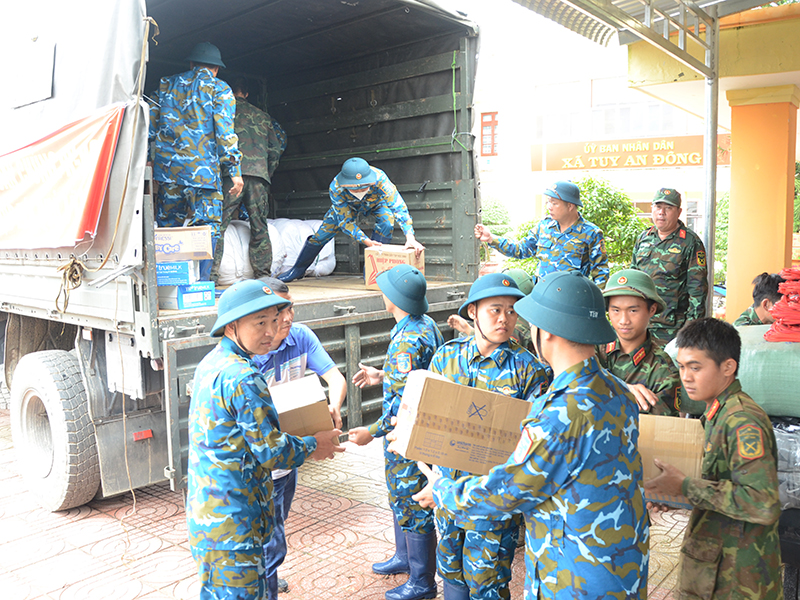 Sư đoàn Không quân 372 nỗ lực tiếp tế cho nhân dân vùng lũ