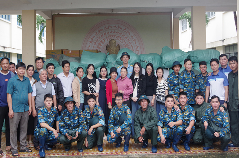 Sư đoàn Không quân 372 nỗ lực tiếp tế cho nhân dân vùng lũ