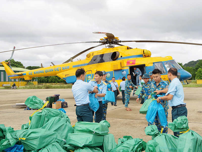 Trực thăng Trung đoàn 917, Sư đoàn 370 thả hàng cứu trợ người dân ngập lụt tỉnh Đắk Lắk