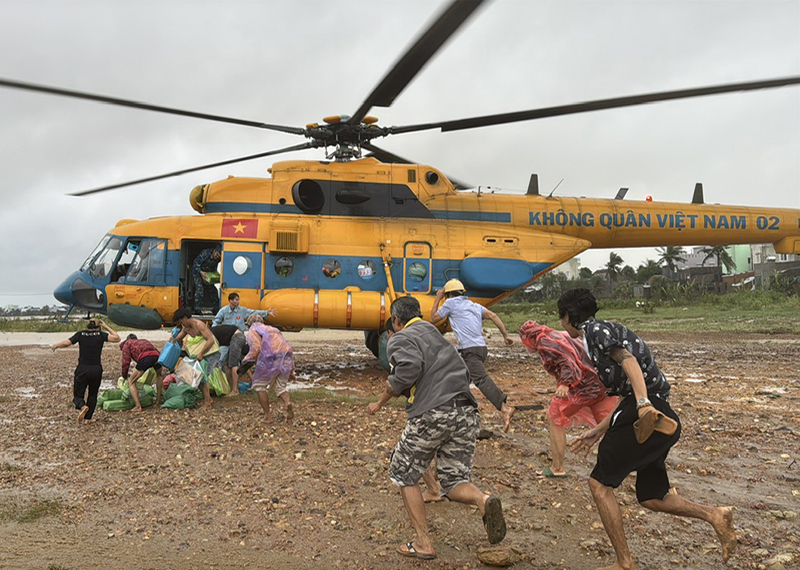 Trực thăng Trung đoàn 917, Sư đoàn 370 thả hàng cứu trợ người dân ngập lụt tỉnh Đắk Lắk