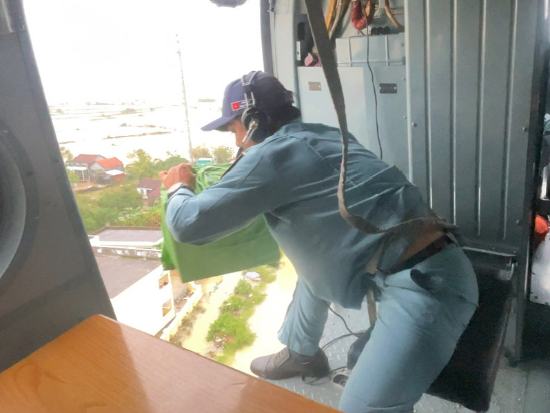 Trực thăng Trung đoàn 917, Sư đoàn 370 thả hàng cứu trợ người dân ngập lụt tỉnh Đắk Lắk