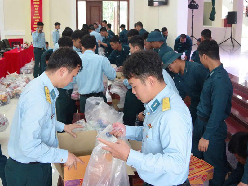 Trung đoàn 929, Sư đoàn 372 cơ động thăm hỏi, tặng quà cho nhân dân vùng lũ tỉnh Đắk Lắk