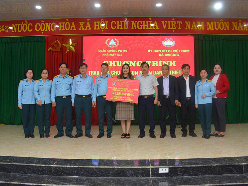 Nhà máy A32 thăm hỏi, tặng quà nhân dân xã A Vương, thành phố Đà Nẵng