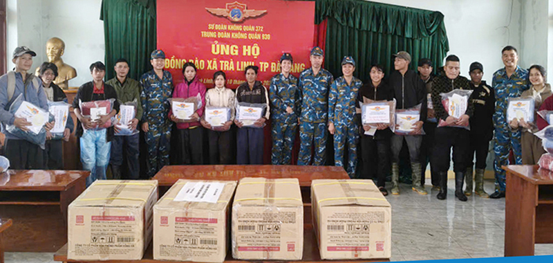 Trung đoàn 930 thăm hỏi, tặng quà nhân dân xã Trà Linh, thành phố Đà Nẵng