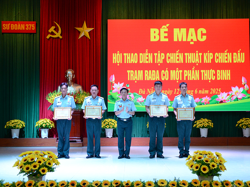 Sư đoàn 375 tổ chức Hội thao diễn tập chiến thuật kíp chiến đấu trạm ra đa có một phần thực binh