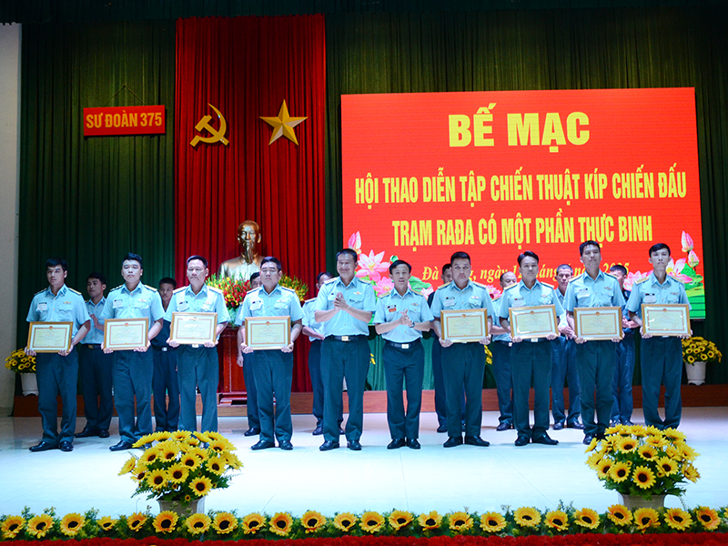 Sư đoàn 375 tổ chức Hội thao diễn tập chiến thuật kíp chiến đấu trạm ra đa có một phần thực binh