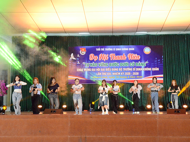Dạ hội thanh niên chào mừng Đại hội đại biểu Đảng bộ Trường Sĩ quan Không quân lần thứ XIII