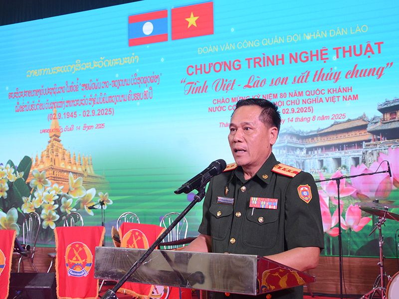 Đoàn Văn Công Quân đội nhân dân Lào giao lưu, biểu diễn nghệ thuật tại Sư đoàn 372