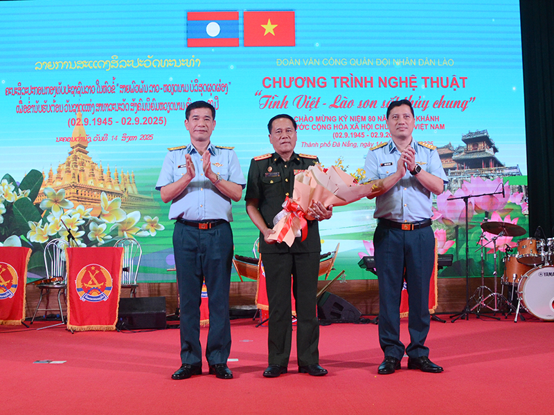 Đoàn Văn Công Quân đội nhân dân Lào giao lưu, biểu diễn nghệ thuật tại Sư đoàn 372