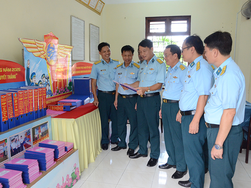 Quân chủng Phòng không - Không quân kiểm tra xây dựng đơn vị vững mạnh toàn diện “mẫu mực, tiêu biểu” các đơn vị khu vực miền Trung