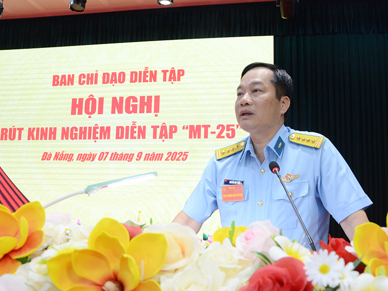 Quân chủng Phòng không - Không quân rút kinh nghiệm Diễn tập Chỉ huy - Tham mưu 1 bên 2 cấp trên bản đồ có một phần thực binh cho các đơn vị Miền Trung