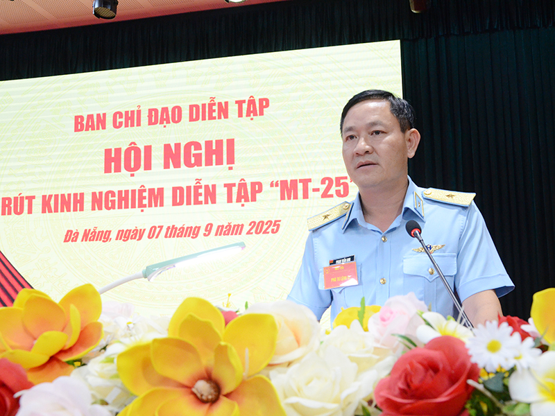 Quân chủng Phòng không - Không quân rút kinh nghiệm Diễn tập Chỉ huy - Tham mưu 1 bên 2 cấp trên bản đồ có một phần thực binh cho các đơn vị Miền Trung