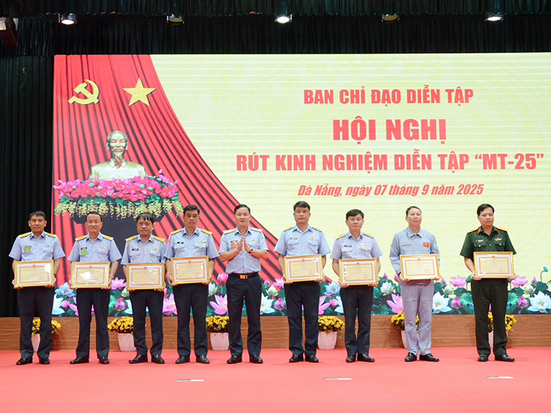 Quân chủng Phòng không - Không quân rút kinh nghiệm Diễn tập Chỉ huy - Tham mưu 1 bên 2 cấp trên bản đồ có một phần thực binh cho các đơn vị Miền Trung