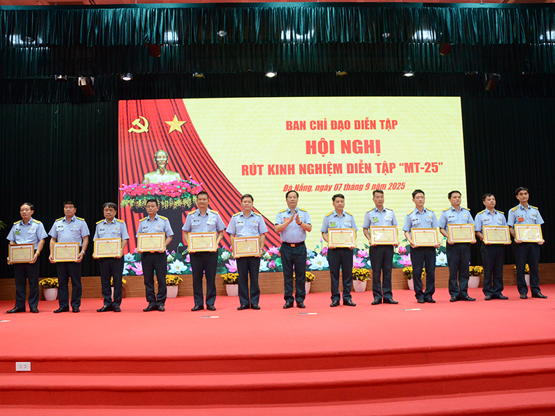 Quân chủng Phòng không - Không quân rút kinh nghiệm Diễn tập Chỉ huy - Tham mưu 1 bên 2 cấp trên bản đồ có một phần thực binh cho các đơn vị Miền Trung