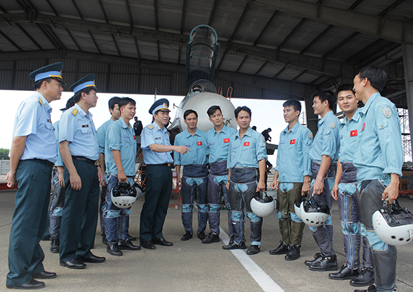 Cùng Thiếu tướng Lâm Quang Đại đi kiểm tra các đơn vị phòng không, không quân