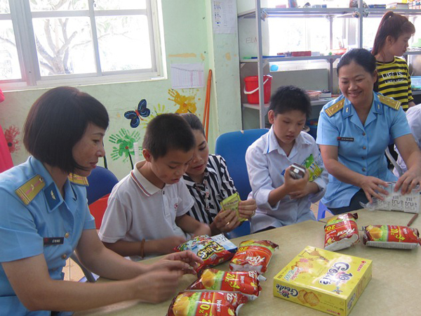 Hội Phụ nữ cơ quan Bộ Tham mưu Quân chủng PK-KQ thăm và tặng quà trẻ em Làng Hữu Nghị Việt Nam