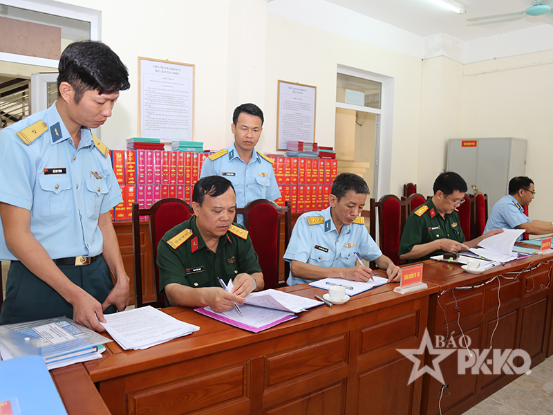 Hội đồng Phối hợp phổ biến, gi&aacute;o dục ph&aacute;p luật Bộ Quốc ph&ograve;ng kiểm tra tại c&aacute;c đơn vị Qu&acirc;n chủng Ph&ograve;ng kh&ocirc;ng - Kh&ocirc;ng qu&acirc;n
