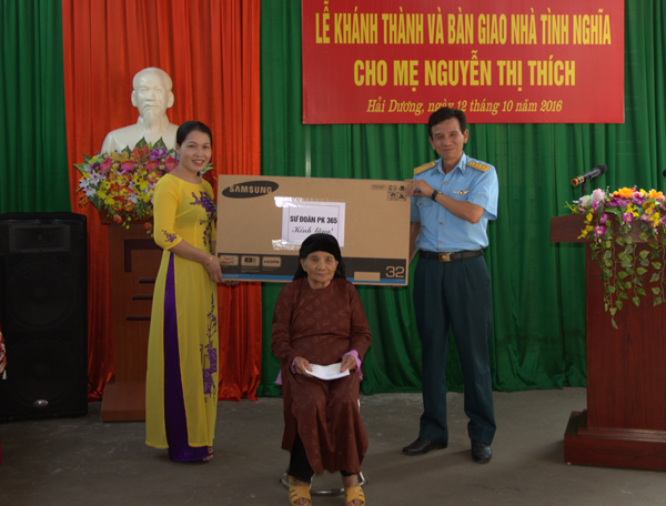 Sư đoàn Phòng không 365 bàn giao nhà tình nghĩa cho mẹ Nguyễn Thị Thích