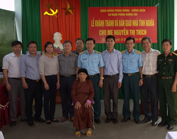 Sư đoàn Phòng không 365 bàn giao nhà tình nghĩa cho mẹ Nguyễn Thị Thích