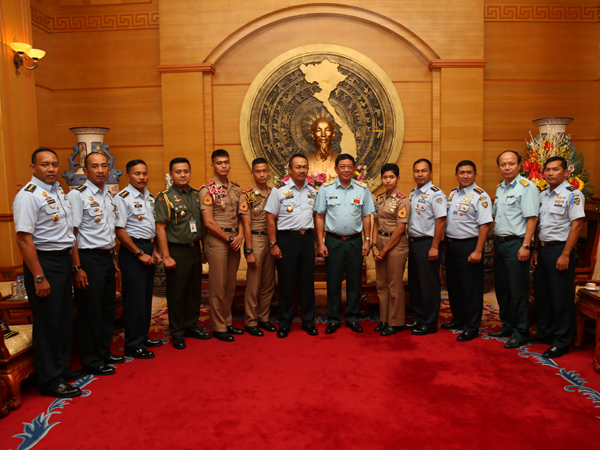 Đoàn chuyên gia Lực lượng Không quân Ô-xtrây-li-a và Đoàn Học viện Không quân In-đô-nê-xia thăm Quân chủng PK-KQ