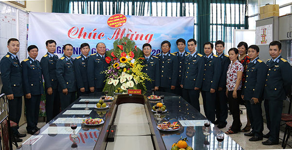 Quân chủng PK-KQ chúc mừng Trường Đại học Xây dựng và Trường Đại học Bách khoa Hà Nội nhân ngày Nhà giáo Việt Nam