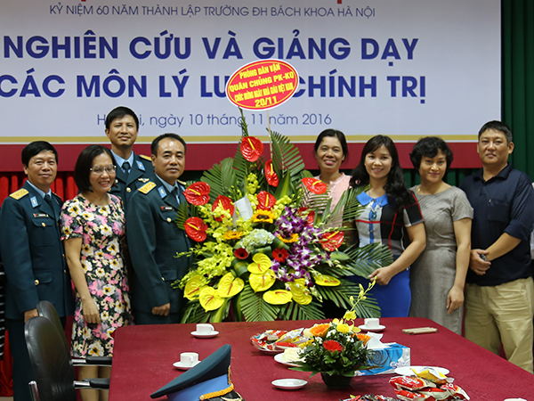 Quân chủng PK-KQ chúc mừng Trường Đại học Xây dựng và Trường Đại học Bách khoa Hà Nội nhân ngày Nhà giáo Việt Nam