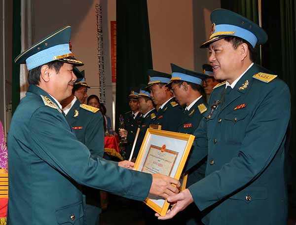 Quân chủng PK-KQ gặp mặt, tôn vinh, khen thưởng các nhà giáo tiêu biểu năm 2016