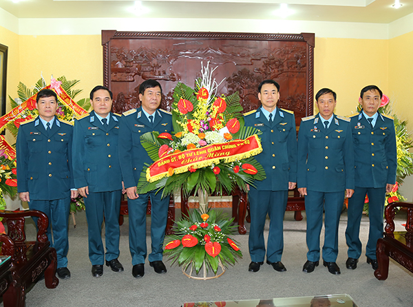 Thiếu tướng Nguyễn Hữu Chí - Phó Tư lệnh Quân chủng thăm và chúc mừng Học viện PK-KQ