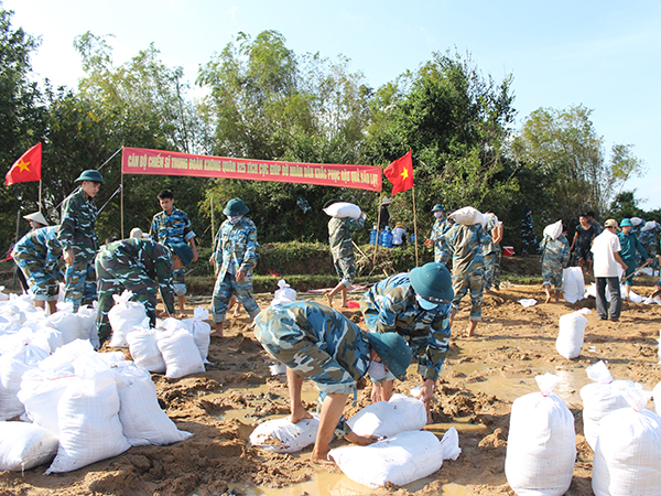 Trung đoàn 925 (Sư đoàn 372) tích cực giúp dân khắc phục hậu quả lũ, lụt