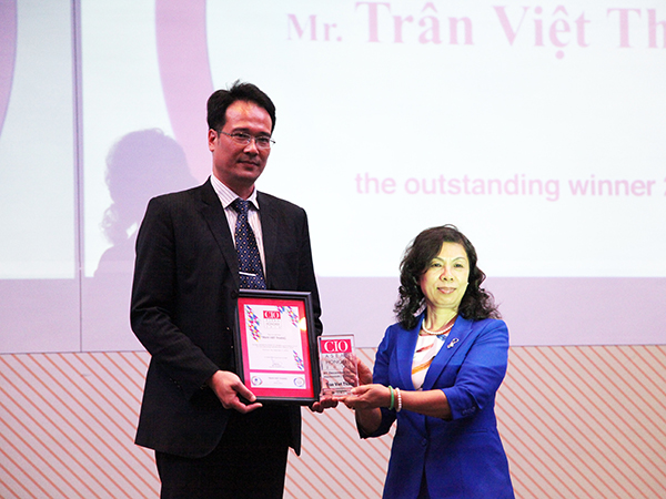 Ông Trần Việt Thắng - Giám đốc Khối CNTT của MB nhận giải thưởng 