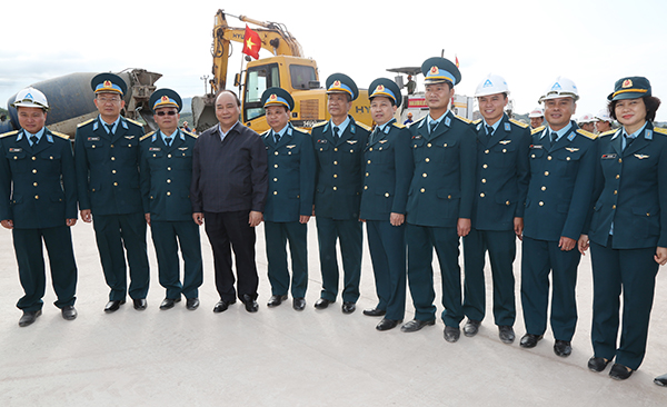 Thủ tướng Nguyễn Xuân Phúc kiểm tra Dự án Cảng Hàng không Vân Đồn (Quảng Ninh)