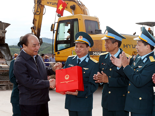Thủ tướng Nguyễn Xuân Phúc kiểm tra Dự án Cảng Hàng không Vân Đồn (Quảng Ninh)