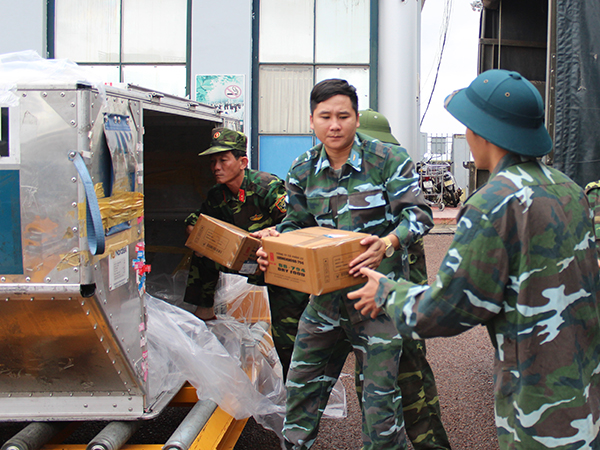 Trung đoàn 925 (Sư đoàn 372) tham gia cứu trợ đồng bào bị lũ lụt tại Bình Định