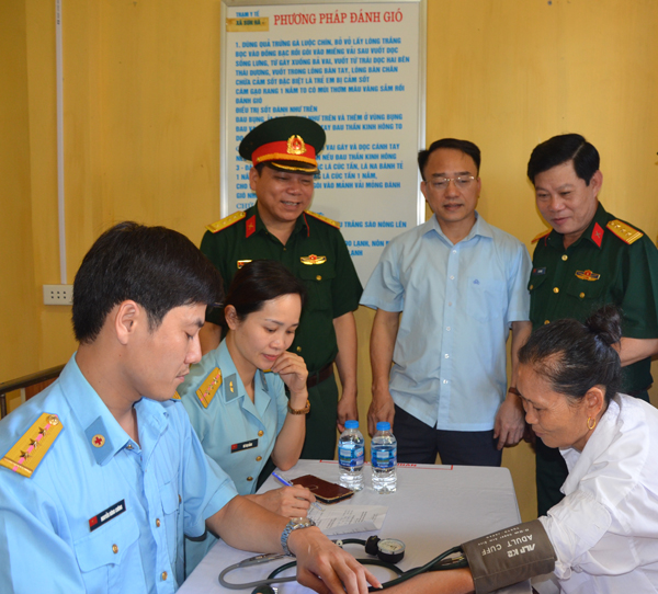 Viện Y học Phòng không-Không quân khám sức khỏe, tặng quà cho đối tượng chính sách tại xã Đồng Tâm