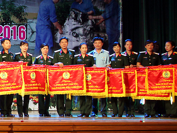 Quân chủng PK-KQ được tặng cờ 