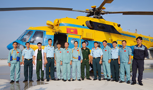 Trung đoàn 917 tổ chức bay chuyển cấp cứu bệnh nhân nặng từ đảo An Bang về đất liền