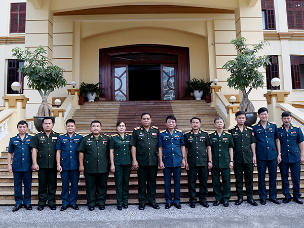 Đoàn cán bộ Văn phòng Bộ Quốc phòng Quân đội nhân dân Lào thăm và trao đổi chuyên môn tại Quân chủng