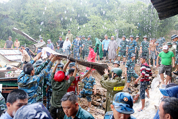 Hàng trăm cán bộ, chiến sĩ Sư đoàn 377 và Trường Sĩ quan Không quân giúp nhân dân tỉnh Khánh Hòa khắc phục hậu quả mưa lũ