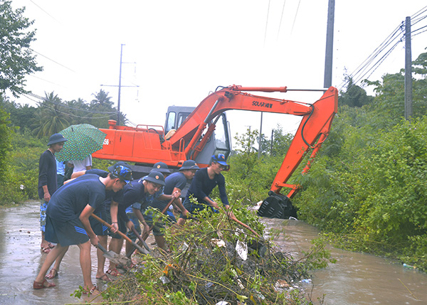 Hàng trăm cán bộ, chiến sĩ Sư đoàn 377 và Trường Sĩ quan Không quân giúp nhân dân tỉnh Khánh Hòa khắc phục hậu quả mưa lũ