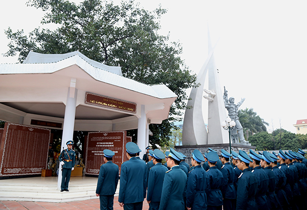 Quân chủng tổ chức lễ dâng hương tưởng niệm các anh hùng, liệt sĩ tại Nhà tưởng niệm liệt sĩ PK-KQ