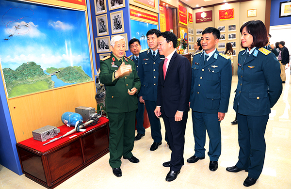 Trung đoàn 921 tổ chức gặp mặt kỷ niệm 55 năm Ngày truyền thống và ra mắt Trung đoàn 921 tai Sân bay Yên Bái