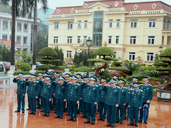 Quân chủng PK-KQ dâng hương tưởng niệm các anh hùng, liệt sĩ nhân dịp kỷ niệm 65 năm ngày truyền thống Không quân nhân dân Việt Nam